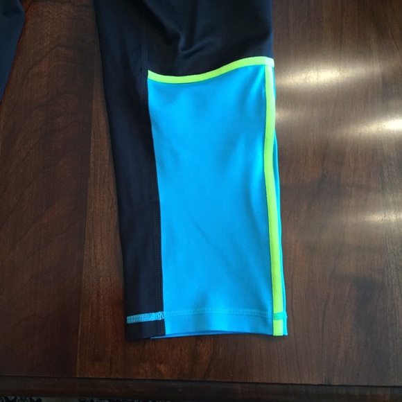 NWT Puma Powershape Dry Cell Crop Legging (S) - Picture 6 of 7